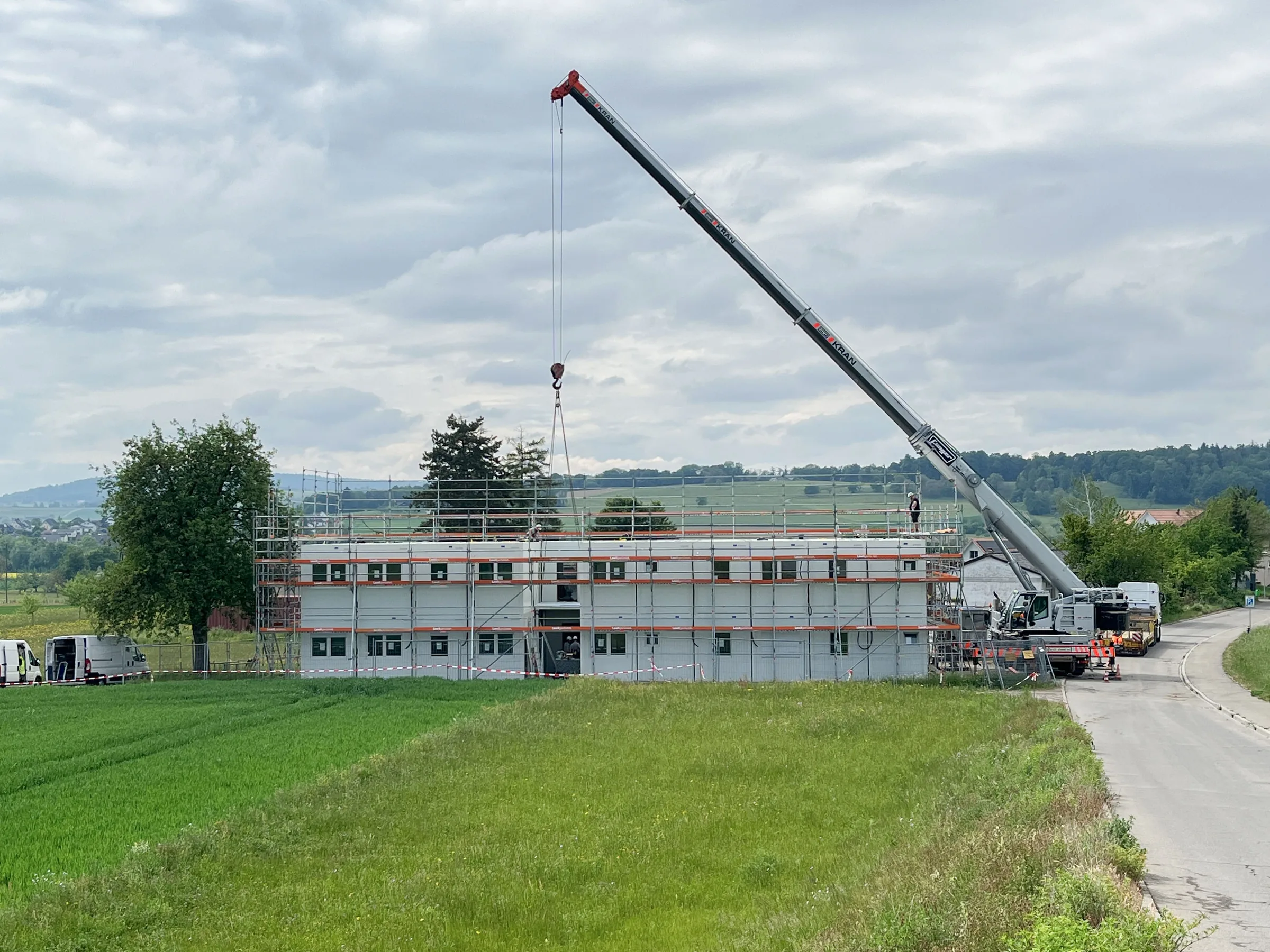 Autokran setzt die Raummodule der Sozialunterkunft Höri auf die Fundamente