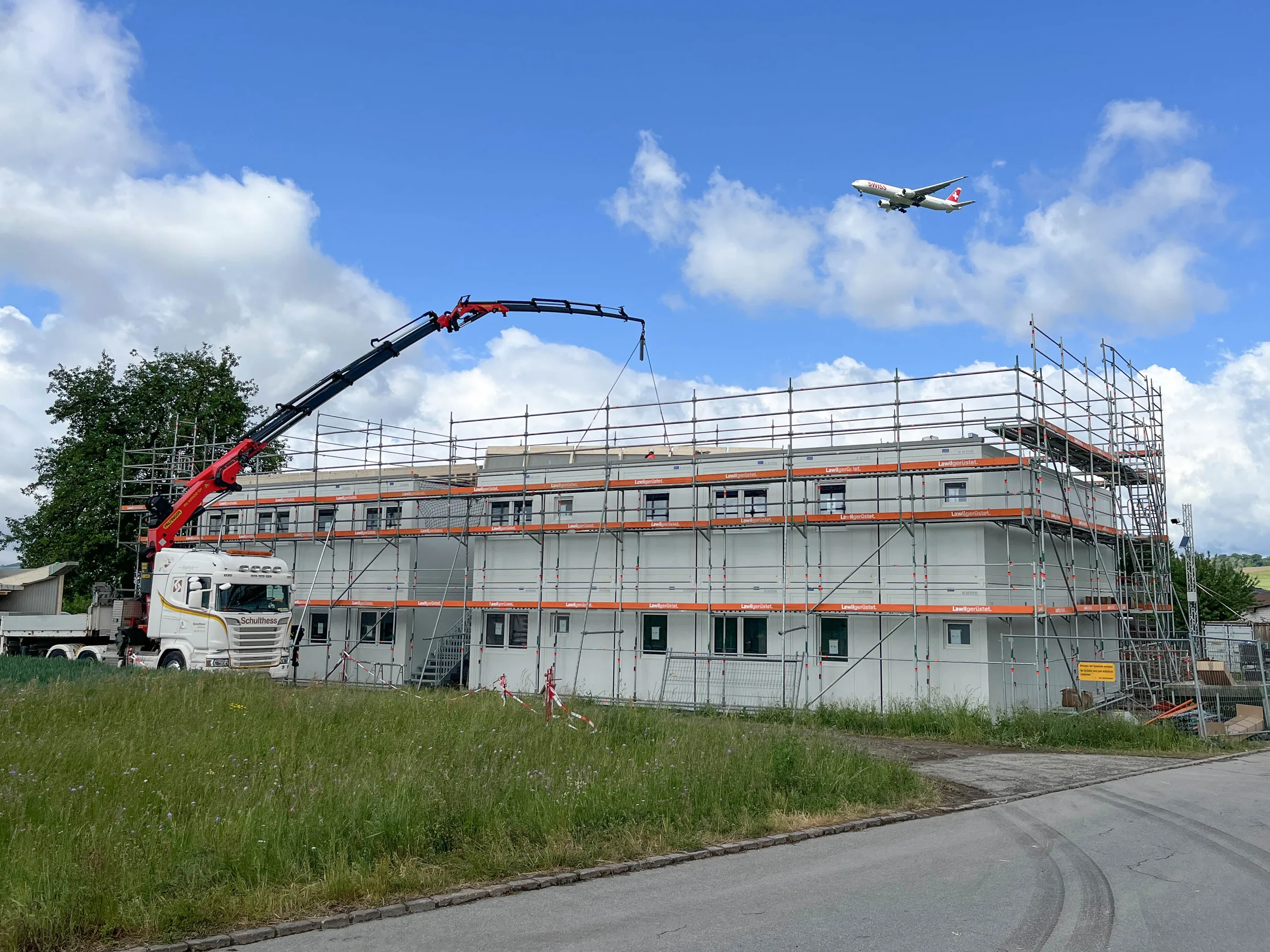Modulmontage der Sozialunterkunft Höri mit Baugerüst und Ladekran
