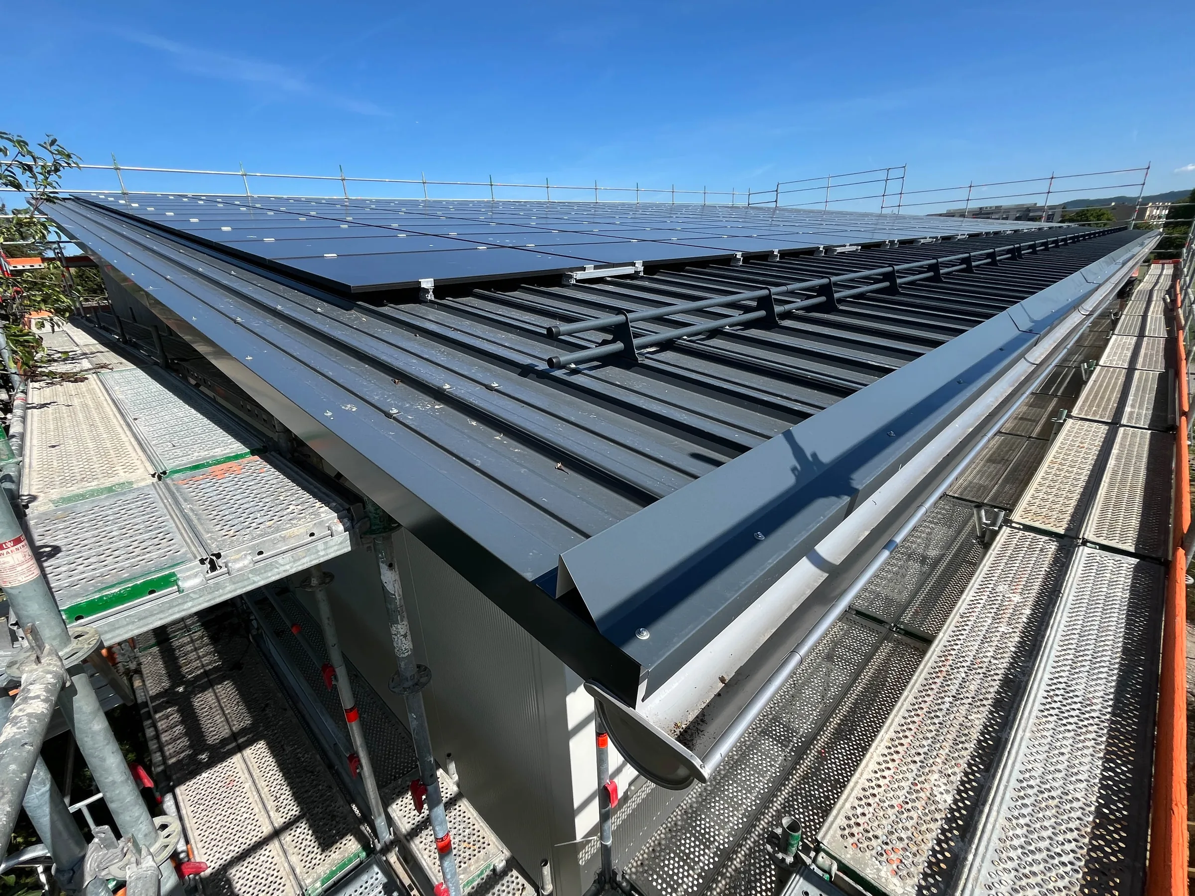 Photovoltaikanlage auf dem Holzdach der Sozialunterkunft Höri