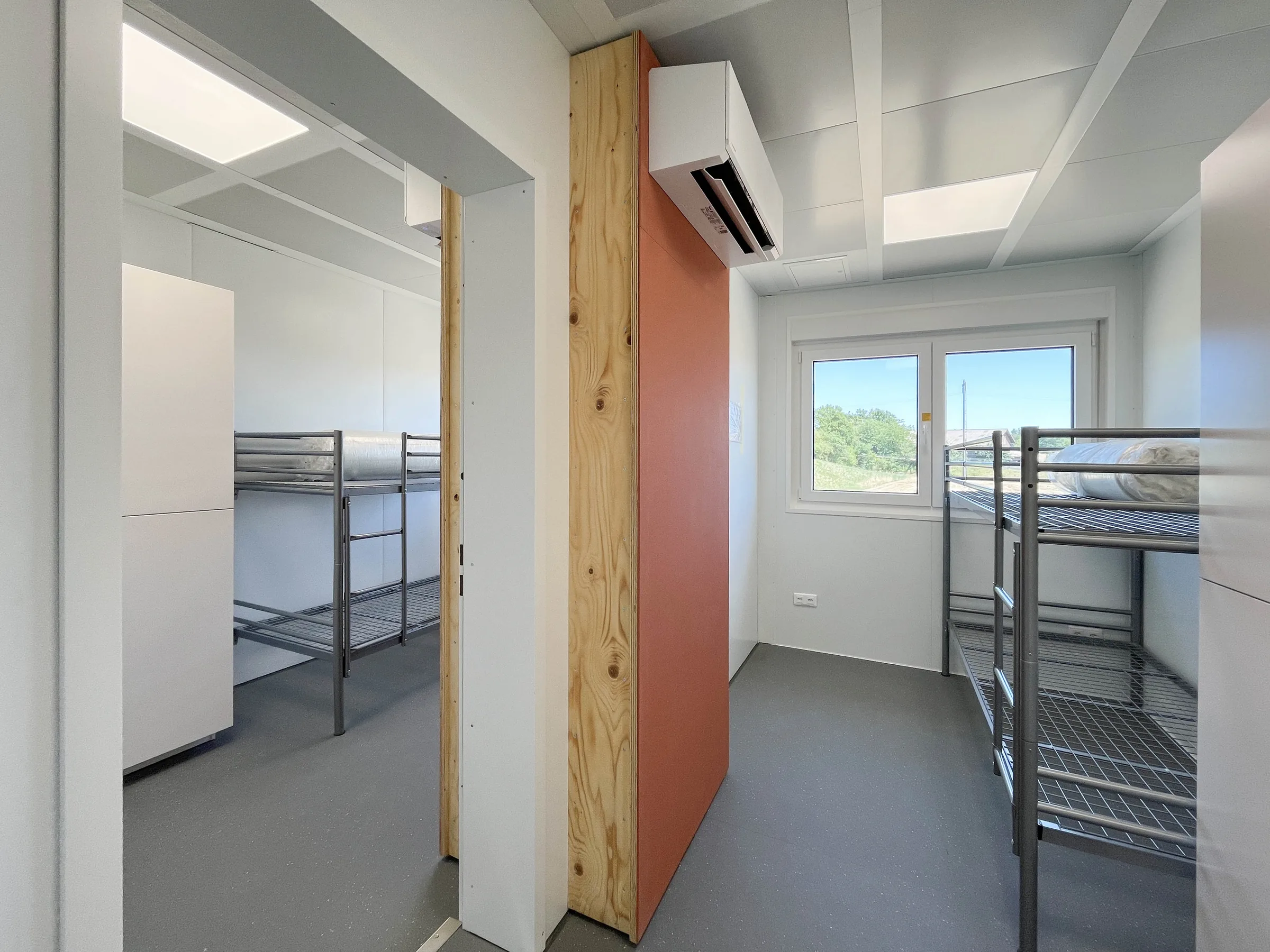 Schlafraum mit Etagenbetten und Kühlschrank in der Sozialunterkunft Höri