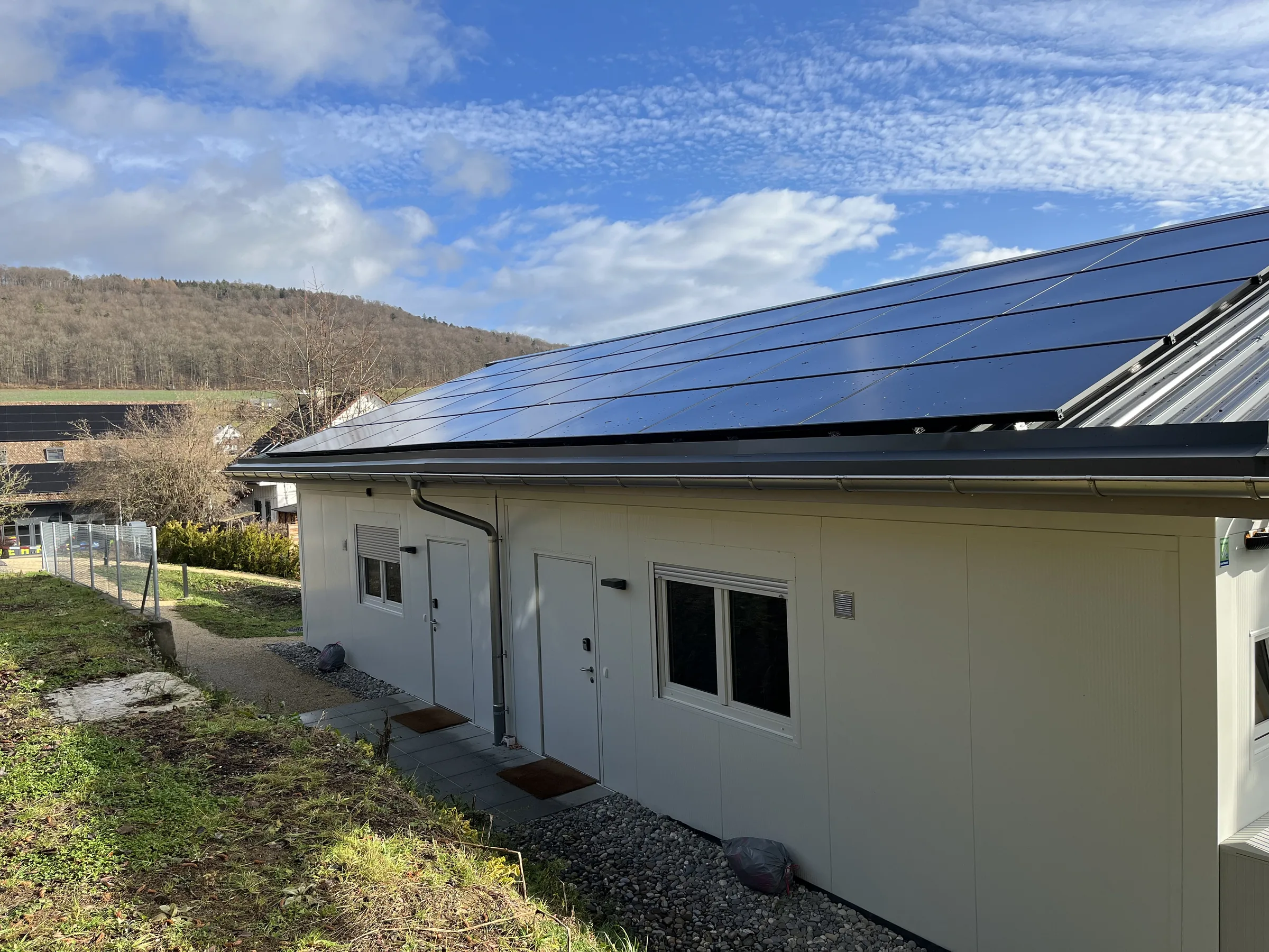Photovoltaikanlage auf dem Satteldach der Sozialunterkunft Niederweningen