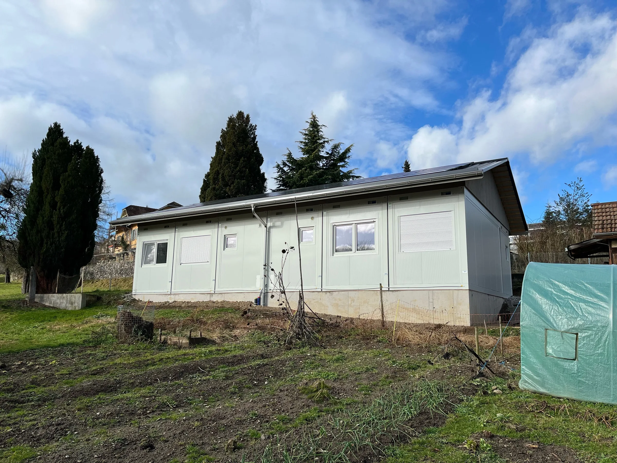 Längsseite der Sozialunterkunft Niederweningen mit Fensterreihe
