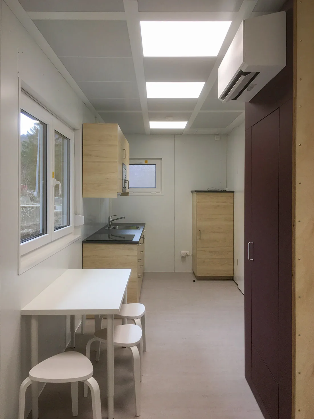 Küche mit Essplatz in der Sozialunterkunft Niederweningen