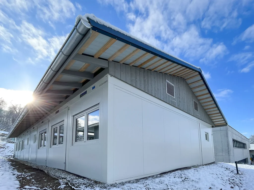 Sozialunterkunft Winkel in Modulbauweise im Winter mit Satteldach in Holzbauweise