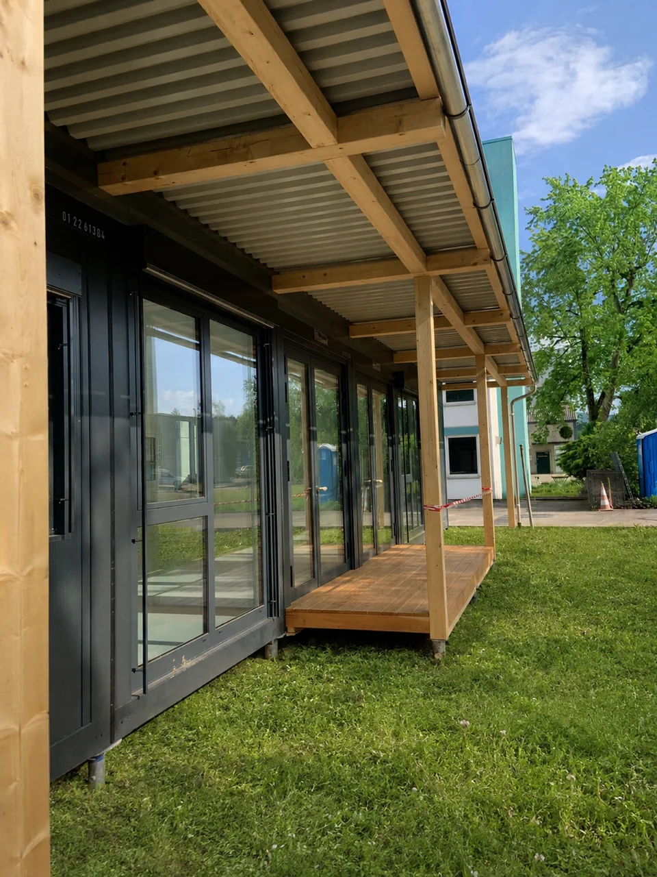Fensterband und Holzdeck an der Fassade der Kindertagesstätte Basel