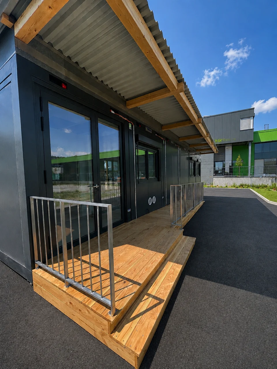 Barrierefreier Zugang mit Rampe und Geländer zur Kindertagesstätte Basel