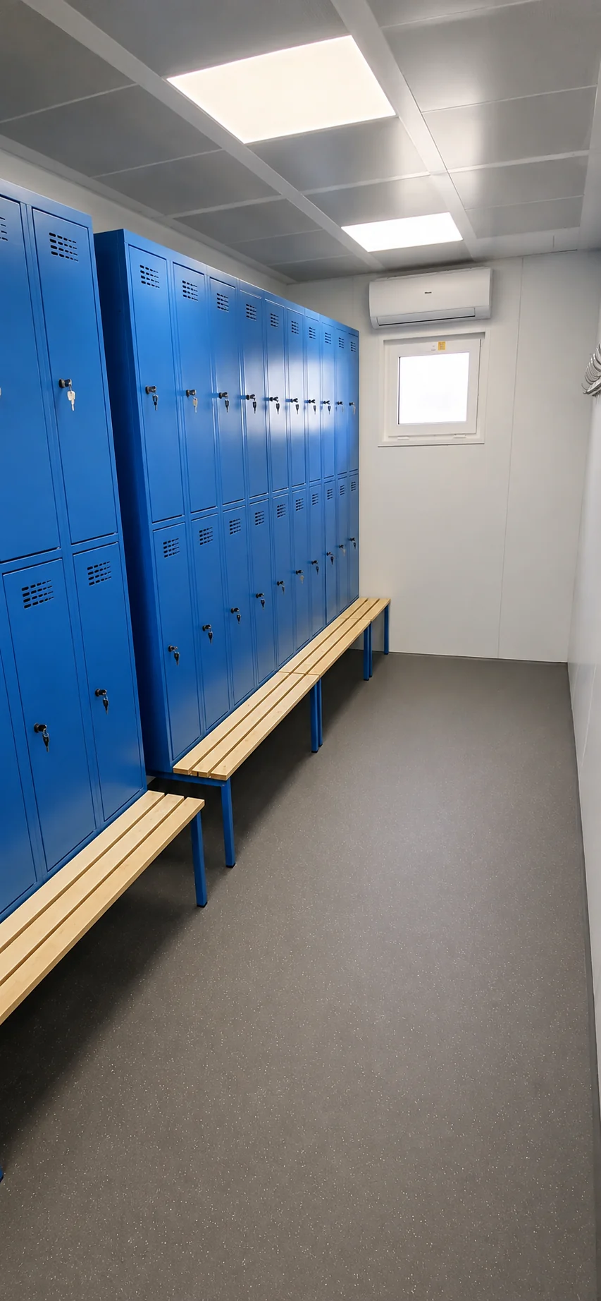 Garderobe mit Schliessfächern und Sitzbank in der Mitarbeiterunterkunft Luzern